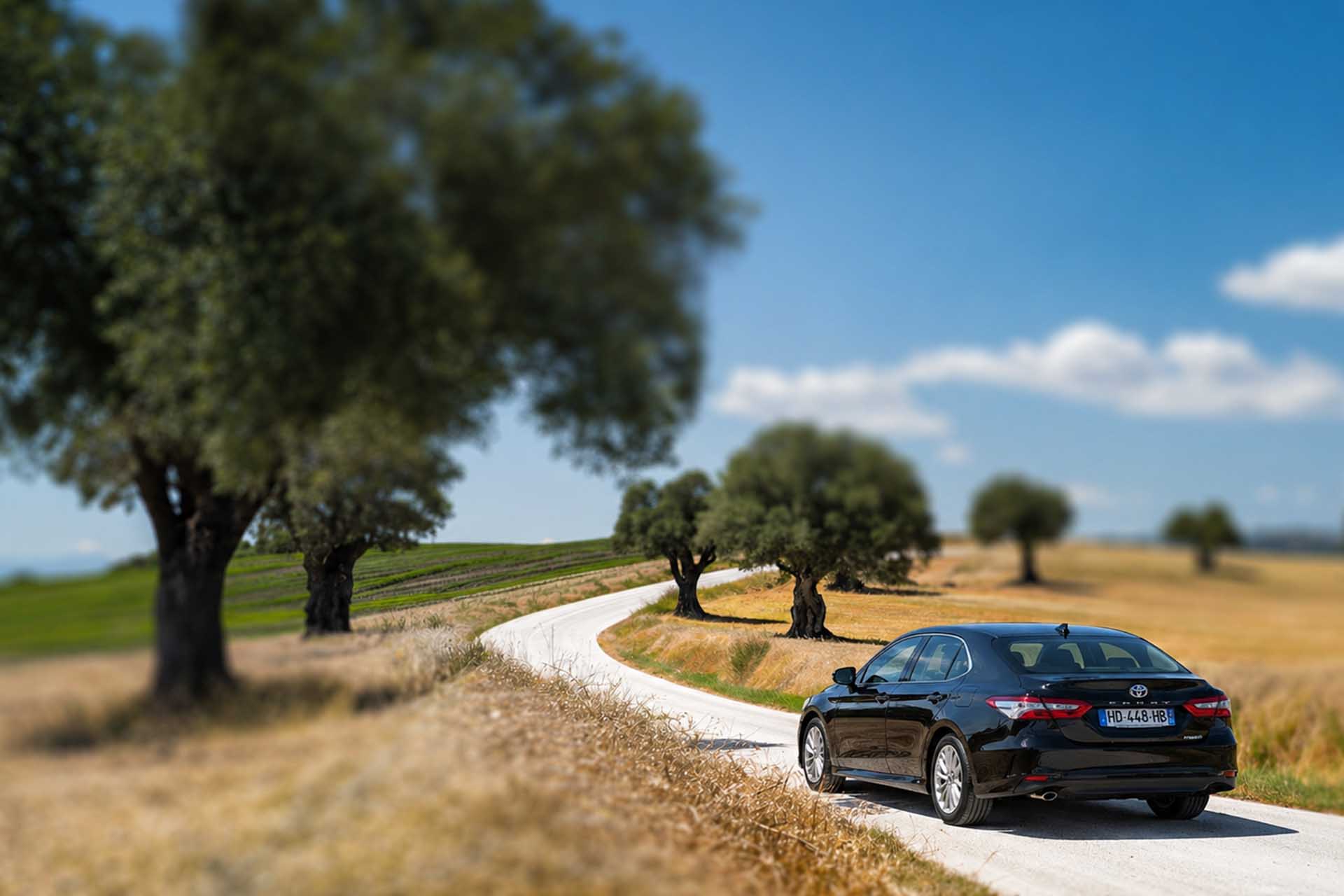 Taxi Allo Taxi Planais sur une route de Provence