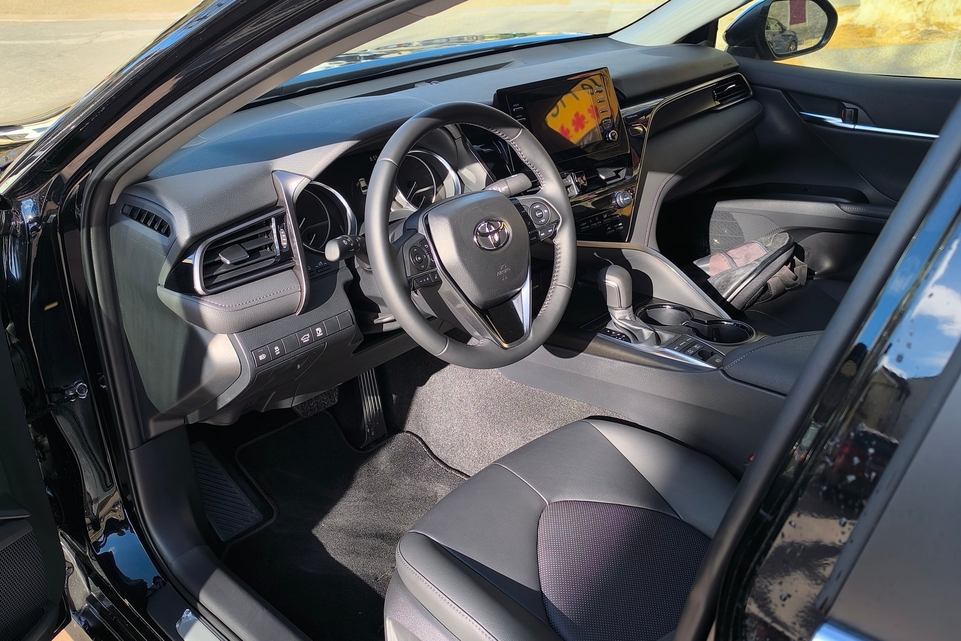 Intérieur du taxi Toyota Camry Hybride d'Allo Taxi Planais, portière passager ouverte