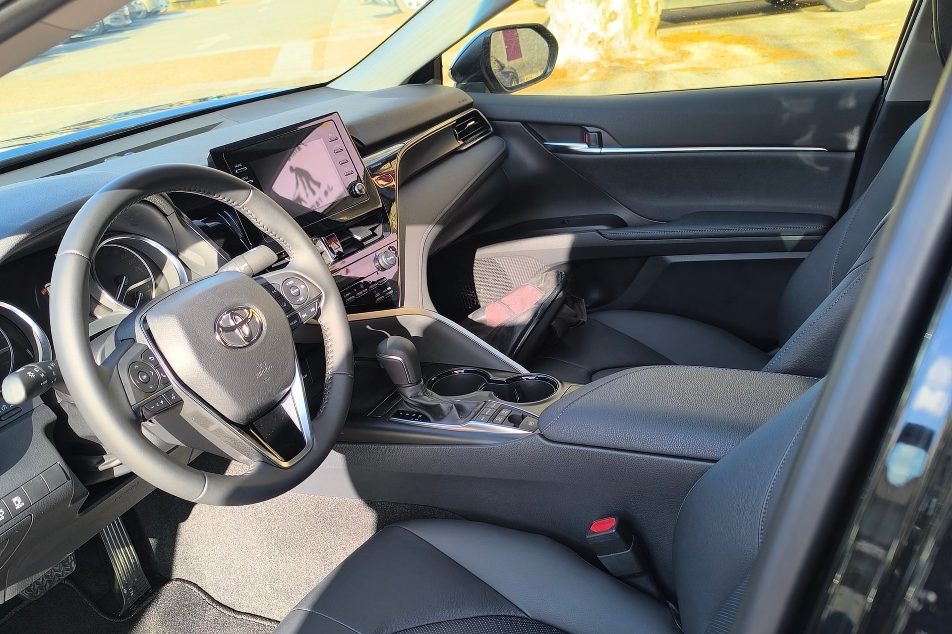 Intérieur du taxi Toyota Camry Hybride d'Allo Taxi Planais