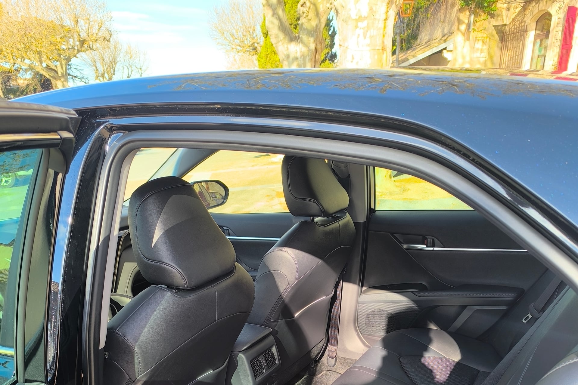 Banquette arrière du taxi Toyota Camry Hybride d'Allo Taxi Planais