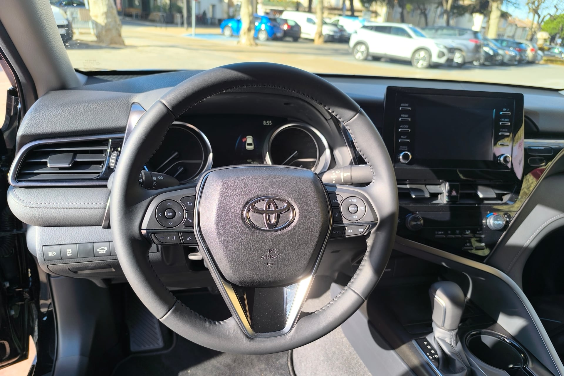 Poste de conduite du taxi Toyota Camry Hybride d'Allo Taxi Planais